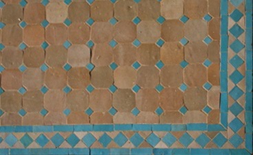 Motif koura beige frise et cabochons et turquoise zellige mosaïque de céramique 